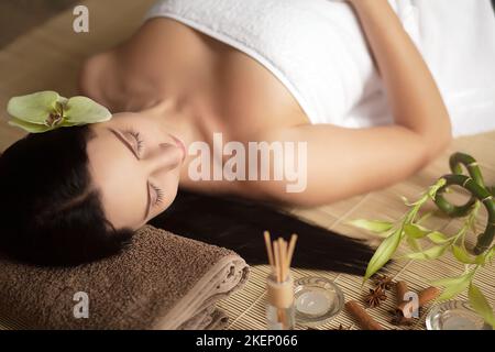 Frau mit einer Massage in einem spa Stockfoto