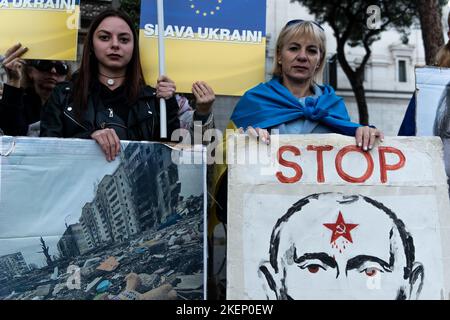 Rom, Italien. 13.. November 2022. Ukrainische Bürger demonstrieren im Zentrum Roms gegen den Krieg in der Ukraine. (Foto: Andrea Ronchini/Pacific Press) Quelle: Pacific Press Media Production Corp./Alamy Live News Stockfoto