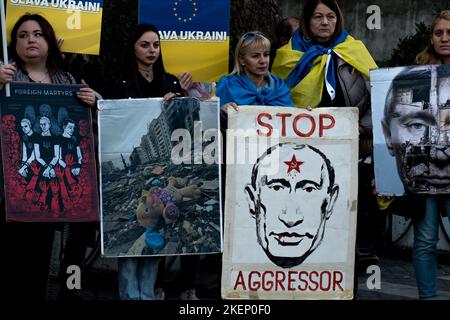 Rom, Italien. 13.. November 2022. Ukrainische Bürger demonstrieren im Zentrum Roms gegen den Krieg in der Ukraine. (Foto: Andrea Ronchini/Pacific Press) Quelle: Pacific Press Media Production Corp./Alamy Live News Stockfoto