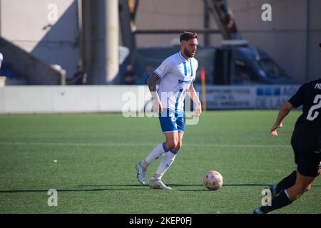 La Felguera, Spanien. 13.. November 2022. La Felguera, SPANIEN: CD Teneriffa-Spieler José Ángel (20) mit dem Ball während der ersten Runde des King's Cup zwischen CD Lealtad und CD Teneriffa mit einem 0-2-Sieg für die Besucher im Estadio Municipal de Ganzabal in La Felguera, Spanien am 13. November 2022. (Foto von Alberto Brevers/Pacific Press) Quelle: Pacific Press Media Production Corp./Alamy Live News Stockfoto