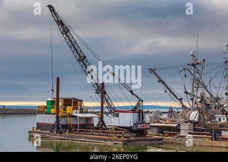 Industriekran auf einem Lastkahn in Steveston Harbor, British Columbia, Kanada Stockfoto