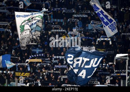 Turin, Italien. 13. November 2022. Fans der SS Lazio zeigen ihre Unterstützung beim Fußballspiel der Serie A zwischen Juventus FC und SS Lazio. Kredit: Nicolò Campo/Alamy Live Nachrichten Stockfoto