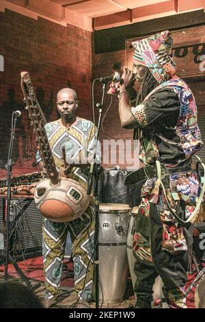 12. November 2022, Rom, Italien: Ismaila Mbaye & Tribal Percussion im Boogie Club Jazz Live. Sie begleitete sie und tanzte senegalesische Volkstänze zur Tänzerin Elisa. (Bild: © Daniela Franceschelli/Pacific Press via ZUMA Press Wire) Stockfoto