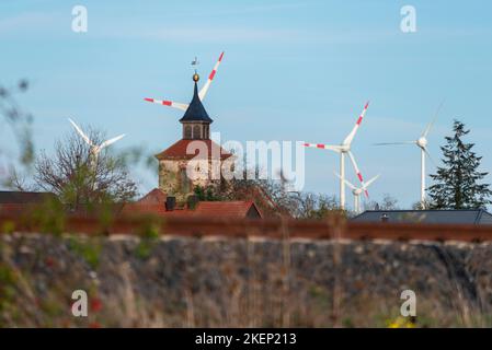 Windräder hinter der Dorfkirche, Woltersdorf, Sachsen-Anhalt, Deutschland Stockfoto