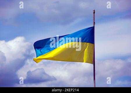 Ukrainische Nationalflagge auf einer Stange, die im Wind winkt, Berlin, Deutschland Stockfoto