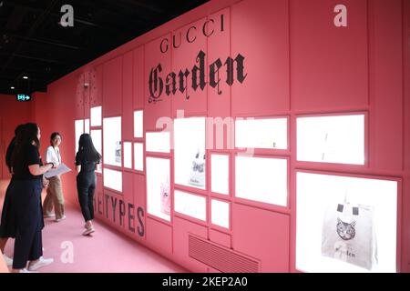 Sydney, Australien. 14.. November 2022. Gucci Garden Archetypes Free Exhibition wird vom 17.. November 2022 bis zum 15.. Januar 2023 im Powerhouse Museum in Sydney eröffnet. Die Ausstellung stellt Guccis bahnbrechendste und konzeptuell abenteuerlichste Kampagnen nach, die Alessandro Michele geplant hat. Modernste Technologie, aufwendige Handarbeit und innovatives Innenraumdesign schaffen eine Abfolge von unverwechselbaren, immersiven Erzählräumen, die die Einzigartigkeit der Vision von Gucci Creative Director widerspiegeln und verstärken. Gucci Garden Archetypes wurde 2021 in Florenz eröffnet, um das 100.-jährige Bestehen von Gucc zu feiern Stockfoto