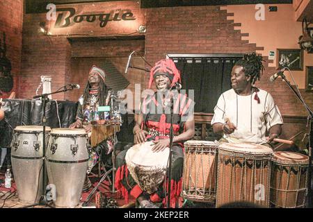 12. November 2022, Rom, Italien: Ismaila Mbaye & Tribal Percussion im Boogie Club Jazz Live. Sie begleitete sie und tanzte senegalesische Volkstänze zur Tänzerin Elisa. (Bild: © Daniela Franceschelli/Pacific Press via ZUMA Press Wire) Stockfoto