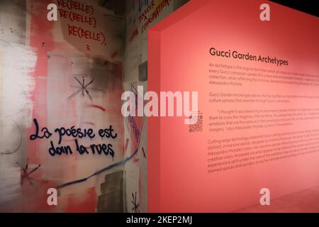 Sydney, Australien. 14.. November 2022. Gucci Garden Archetypes Free Exhibition wird vom 17.. November 2022 bis zum 15.. Januar 2023 im Powerhouse Museum in Sydney eröffnet. Die Ausstellung stellt Guccis bahnbrechendste und konzeptuell abenteuerlichste Kampagnen nach, die Alessandro Michele geplant hat. Modernste Technologie, aufwendige Handarbeit und innovatives Innenraumdesign schaffen eine Abfolge von unverwechselbaren, immersiven Erzählräumen, die die Einzigartigkeit der Vision von Gucci Creative Director widerspiegeln und verstärken. Gucci Garden Archetypes wurde 2021 in Florenz eröffnet, um das 100.-jährige Bestehen von Gucc zu feiern Stockfoto