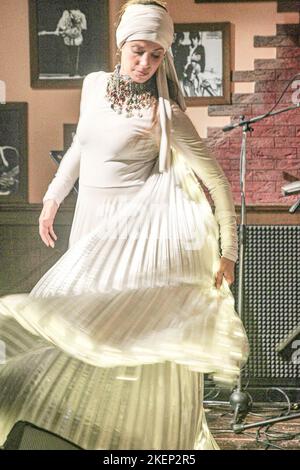 13. November 2022, Rom, Italien: Ismaila Mbaye & Tribal Percussion im Boogie Club Jazz Live. Sie begleitete sie und tanzte senegalesische Volkstänze zur Tänzerin Elisa. (Bild: © Daniela Franceschelli/Pacific Press via ZUMA Press Wire) Stockfoto