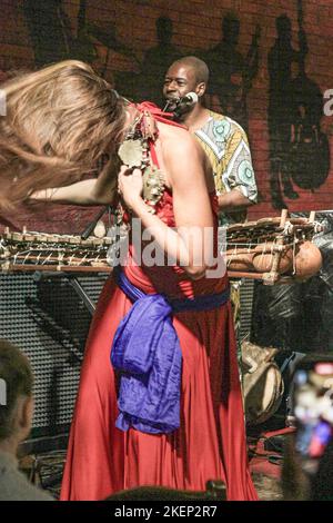 13. November 2022, Rom, Italien: Ismaila Mbaye & Tribal Percussion im Boogie Club Jazz Live. Sie begleitete sie und tanzte senegalesische Volkstänze zur Tänzerin Elisa. (Bild: © Daniela Franceschelli/Pacific Press via ZUMA Press Wire) Stockfoto