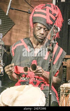 13. November 2022, Rom, Italien: Ismaila Mbaye & Tribal Percussion im Boogie Club Jazz Live. Sie begleitete sie und tanzte senegalesische Volkstänze zur Tänzerin Elisa. (Bild: © Daniela Franceschelli/Pacific Press via ZUMA Press Wire) Stockfoto