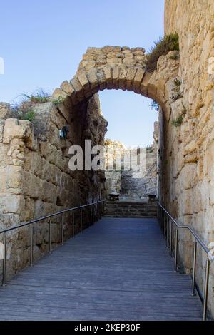 2022. November, ein Torbogen an der Rückseite des antiken römischen Amphitheaters, das Teil von Caeserea Maritima an der Mittelmeerküste Israels ist. Thi Stockfoto