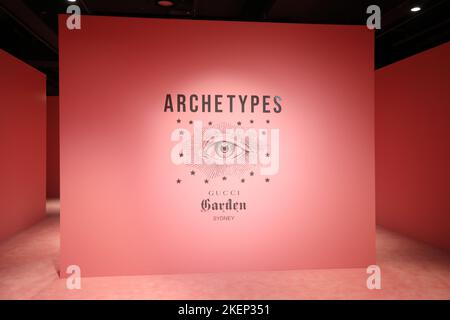 Sydney, Australien. 14.. November 2022. Gucci Garden Archetypes Free Exhibition wird vom 17.. November 2022 bis zum 15.. Januar 2023 im Powerhouse Museum in Sydney eröffnet. Die Ausstellung stellt Guccis bahnbrechendste und konzeptuell abenteuerlichste Kampagnen nach, die Alessandro Michele geplant hat. Modernste Technologie, aufwendige Handarbeit und innovatives Innenraumdesign schaffen eine Abfolge von unverwechselbaren, immersiven Erzählräumen, die die Einzigartigkeit der Vision von Gucci Creative Director widerspiegeln und verstärken. Gucci Garden Archetypes wurde 2021 in Florenz eröffnet, um das 100.-jährige Bestehen von Gucc zu feiern Stockfoto