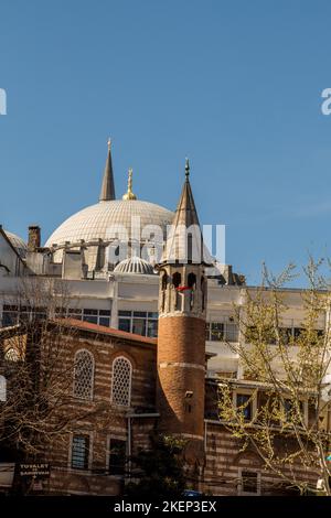 Minarett einer Moschee im osmanischen Stil Moscheen im Blick Stockfoto