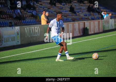 La Felguera, Asturien, Spanien. 13.. November 2022. La Felguera, SPANIEN: CD der Spieler Alassan (27) von Teneriffa übergibt den Ball in der ersten Runde des Königspokals zwischen CD Lealtad und CD Teneriffa mit einem 0-2-Sieg für die Besucher im Stadtstadion von Ganzabal in La Felguera, Spanien, am 13. November 2022. (Bild: © Alberto Brevers/Pacific Press via ZUMA Press Wire) Stockfoto