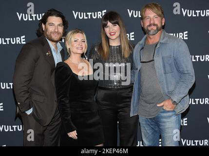 Los Angeles, USA. 13.. November 2022. (L-R) HAPPY ENDINGS Cast - Adam Pally, Elisha Cuthbert, Casey Wilson und Zach Knighton beim Geier Festival 2022: What the Hell Have the Happy Endings Friends Up To? Am Sonntag, dem 13. November 2022, fand im Hollywood Roosevelt in Hollywood, CA, statt. (Foto: Sthanlee B. Mirador/Sipa USA) Quelle: SIPA USA/Alamy Live News Stockfoto