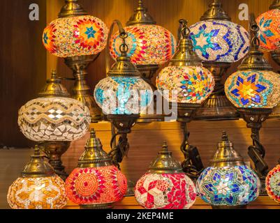 Bunte Mosaiklampen im osmanischen Stil Stockfoto