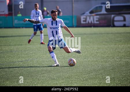 La Felguera, Asturien, Spanien. 13.. November 2022. La Felguera, SPANIEN: CD Teneriffa Spieler José Ãngel (20) zentriert den Ball während der ersten Runde der Copa de SM el Rey zwischen CD Lealtad und CD Teneriffa mit einem Sieg für die Besucher von 0-2 im Estadio Municipal de Ganzabal in La Felguera, Spanien am 13. November 2022. (Bild: © Alberto Brevers/Pacific Press via ZUMA Press Wire) Stockfoto