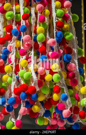 Set der bunten Pompons im Basar Stockfoto