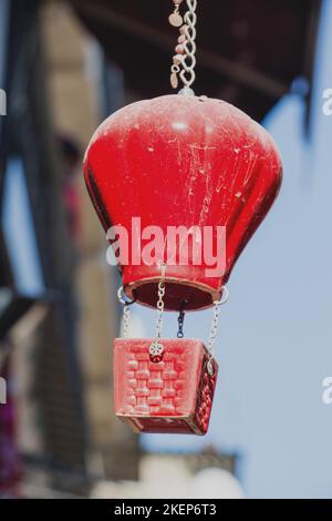 Heißluft-Ballon Modell aus Ton für die Dekoration für den Verkauf auf dem Markt Stockfoto