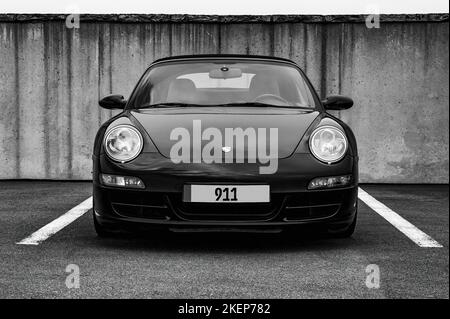 Schwarz-Weiß-Foto Vorderansicht Sportwagen schwarz Porsche 911 997 1. Generation, Deutschland Stockfoto