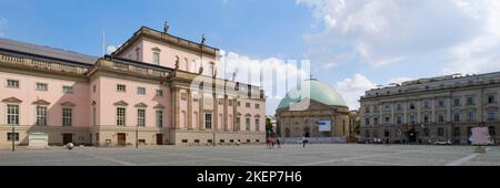 Deutsche Staatsoper und St. Hedwigs Dom, Bebelplatz, Berlin, Deutschland Stockfoto