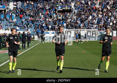 Bergamo, Italien. 13.. November 2022. Italien, Bergamo, 13 2022. november: Daniele Chiffi (Schiedsrichter) und Assistenten sprinten beim Warm-up über Fußballspiel ATALANTA gegen FC INTER, Serie A Tim 2022-2023 day15 Gewiss Stadium (Bildquelle: © Fabrizio Andrea Bertani/Pacific Press via ZUMA Press Wire) Stockfoto