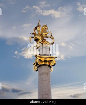 Tiflis, Georgien - 07 23 2022: Freiheitsdenkmal auch bekannt als St. George Statue ist eine Statue des georgischen Bildhauers Surab Zereteli in Freedom Stockfoto