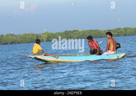 Fischer in der Lagune von Negambo, Sri Lanka. Besuchen Sie Sri Lanka Stockfoto