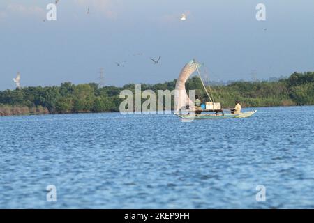 Fischer in der Lagune von Negambo, Sri Lanka. Besuchen Sie Sri Lanka Stockfoto