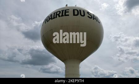 Prarie Du SAC Wasserturm in Wisconsin USA im Sommer 2022 in einem grünen Feld Stockfoto