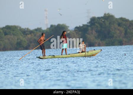 Fischer in der Lagune von Negambo, Sri Lanka. Besuchen Sie Sri Lanka Stockfoto