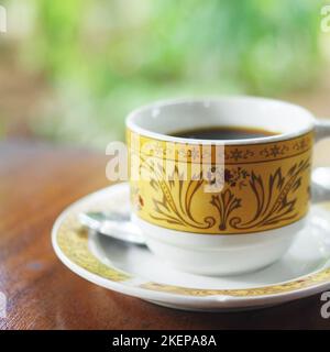 Eine Tasse Kopi luwak (balinesischer Kaffee aus Civet-Kot) auf einer Kaffee- und Teeplantage in der Nähe von Ubud – Bali, Indonesien Stockfoto
