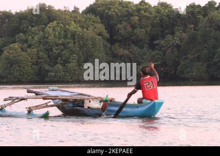 Fischer in der Lagune von Negambo, Sri Lanka. Besuchen Sie Sri Lanka Stockfoto