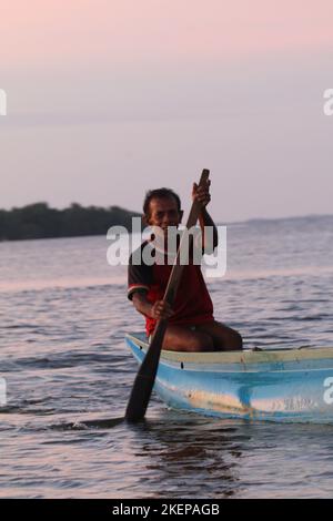 Fischer in der Lagune von Negambo, Sri Lanka. Besuchen Sie Sri Lanka Stockfoto