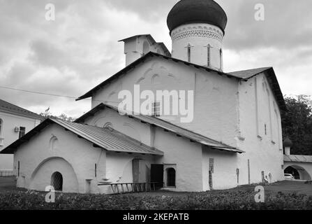 Kirchen im Pskow-Stil. Die Kirche des heiligen Nikolaus des Wundertäters aus Usokha, ein Denkmal der christlichen Architektur des XVI Jahrhunderts. Pskow, Stockfoto