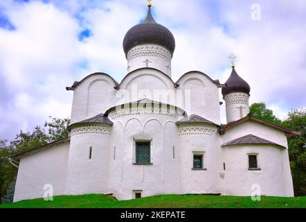 Kirchen im Pskow-Stil. Die Kirche des heiligen Basilius des Großen auf dem Hügel, ein Denkmal der christlichen Architektur des XVI Jahrhunderts. Pskow, Russland, 20 Stockfoto