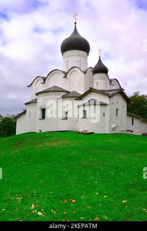 Kirchen im Pskow-Stil. Die Kirche des heiligen Basilius des Großen auf dem Hügel, ein Denkmal der christlichen Architektur des XVI Jahrhunderts. Pskow, Russland, 20 Stockfoto