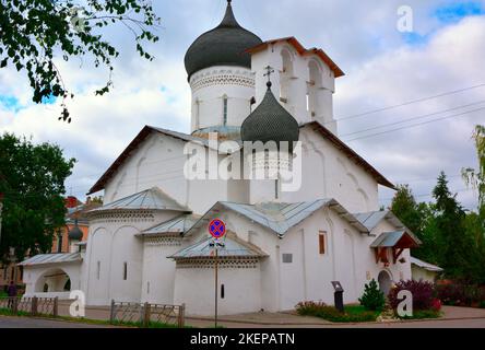 Kirchen im Pskow-Stil. Die Kirche des heiligen Nikolaus des Wundertäters aus Usokha, ein Denkmal der christlichen Architektur des XVI Jahrhunderts. Pskow, Stockfoto