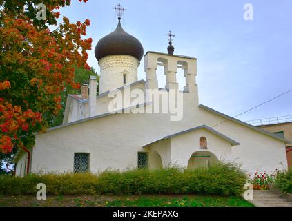 Kirchen im Pskow-Stil. Die Kirche von Joachim und Anna, ein Denkmal der christlichen Architektur des XVI Jahrhunderts. Pskow, Russland, 2022 Stockfoto