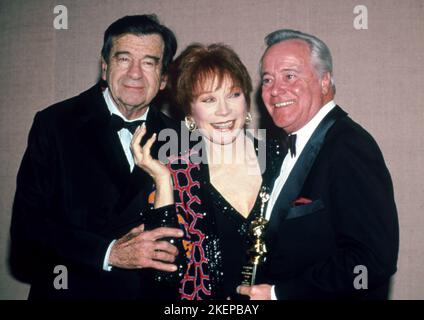 Walter Matthau, Shirley MacLaine und Jack Lemmon bei den Annual Golden Globe Awards 48. im Beverly Hilton Hotel in Beverly Hills, Kalifornien 19. Januar 1991 Quelle: Ralph Dominguez/MediaPunch Stockfoto