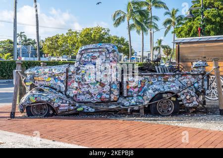 Antik Bumper Sticker Truck geparkt in Key West Florida geben Touristen und Unternehmen einen Ort, um Aufkleber zu setzen, um zu werben. Stockfoto