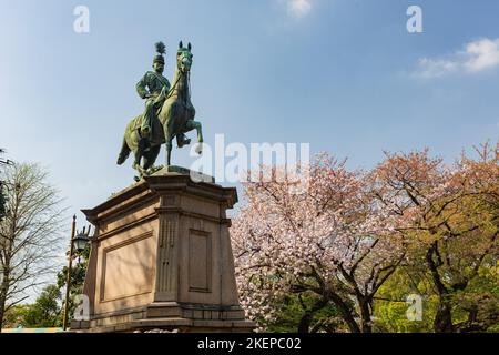Tokio, APR 5 2013 - Sonnenansicht der Reiterstatue von Prinz Komatsu Akihito im Ueno Park Stockfoto