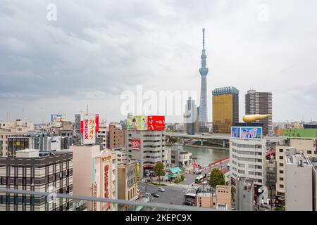 Tokio, APR 6 2013 - Luftaufnahme des Stadtbildes von Kaminarimon Stockfoto
