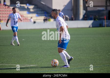 La Felguera, Spanien. 13.. November 2022. La Felguera, SPANIEN: CD der Spieler von Teneriffa, Elady (7) mit dem Ball während der ersten Runde der Copa de SM el Rey zwischen CD Lealtad und CD Teneriffa mit einem Sieg für die Besucher von 0-2 im Stadtstadion von Ganzabal in La Felguera, Spanien am 13. November 2022. (Foto von Alberto Brevers/Pacific Press/Sipa USA) Quelle: SIPA USA/Alamy Live News Stockfoto