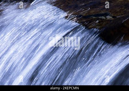 Minimalistische Natur in der Nähe des fallenden Wassers entlang des McDonald Creek auf dem Weg zur Sun Road im Glacier National Park in Montana. Platz in Licht oder kopieren Stockfoto