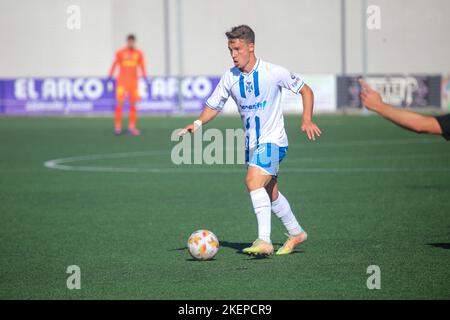 La Felguera, Spanien. 13.. November 2022. La Felguera, SPANIEN: CD-Spieler Pablo Larrea (15) mit dem Ball während der ersten Runde der Copa de SM el Rey zwischen CD Lealtad und CD Teneriffa mit einem 0-2-Sieg für die Besucher im Estadio Municipal de Ganzabal in La Felguera, Spanien am 13. November 2022. (Foto von Alberto Brevers/Pacific Press/Sipa USA) Quelle: SIPA USA/Alamy Live News Stockfoto