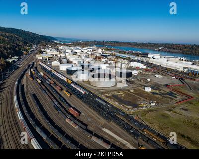 Erdöl- und Chemietankfarmen entlang eines belebten Bahnhofs am Willamette River im Critical Energy Infrastructure Hub in Portland, Oregon Stockfoto