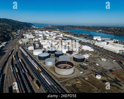 Erdöl- und Chemietankfarmen entlang eines belebten Bahnhofs am Willamette River im Critical Energy Infrastructure Hub in Portland, Oregon Stockfoto