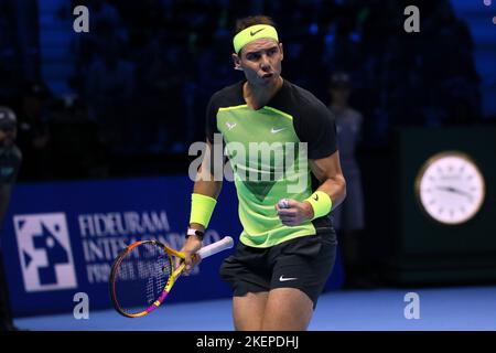 Turin, Italien. 13.. November 2022. Rafael Nadal aus Spanien reagiert während eines Gruppenphase-Spiels des ATP-Finals gegen Taylor Fritz aus den Vereinigten Staaten in Turin, Italien, am 13. November 2022. Quelle: Str/Xinhua/Alamy Live News Stockfoto